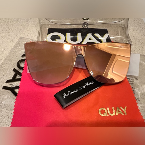 Quay Come Thru Mirrored Gold Sunglasses - Picture 2 of 3